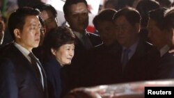 South Korea's ousted leader Park Geun-hye greets her supporters as she arrives at her private home in Seoul, South Korea, March 12, 2017. 