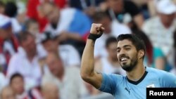 L'Uruguayen Luis Suarez se félicite de son but contre l'Arabie Saoudite, lors du Mondial 2018, le 20 juin 2018.