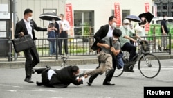 ဂျပန်ဝန်ကြီးချုပ်ဟောင်း Shinzo Abe ကို ပစ်ခတ်လုပ်ကြံသူအဖြစ် သံသယရှိသူတဦးကို ရဲတပ်ဖွဲ့ဝင်တွေက နာရာမြို့ဘူတာရုံတခုမှာ “လက်ရ” ဖမ်းဆီးနေစဉ်။ (ဇူလိုင် ၈၊ ၂၀၂၂)