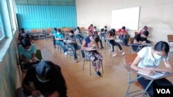 El regreso a clases semipresenciales está bajo revisión en Honduras debido a un repunte de casos de COVID-19. Foto Oscar Ortiz, VOA.