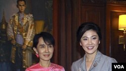 PM Yingluck Shinawatra (kanan) bersama pemimpin pro-demokrasi Burma Aung San Suu Kyi dalam pertemuan di Kedutaaan Besar Thailand di Yangon (20/12).