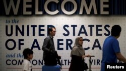 Pasajeros internacionales llegan al aeropuerto internacional Washington Dulles en Virginia. Foto de archivo.