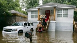 La tormenta tropical Debby arrasa el sureste de EEUU y se espera que toque tierra por segunda vez en las próximas horas
