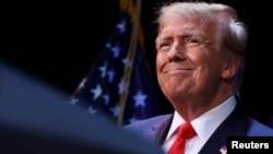 El expresidente estadounidense y candidato presidencial republicano Donald Trump celebra una manifestación antes de las elecciones primarias presidenciales de Nuevo Hampshire en Rochester, Nuevo Hampshire, EEUU, el 21 de enero de 2024. 