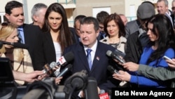 Premijer Srbije Ivica Dačić obraća se novinarima pošto je uručio ključeve stana reprezentativki Srbije u tekvondou Milici Mandić, danas u naselju Stepa Stepanović u Beogradu