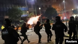 Archivo - Policías antidisturbios arrojan gas lacrimógeno durante enfrentamientos entre paritarios y oponentes del presidente Evo Morales en La Paz, Bolivia, el 5 de noviembre de 2019.