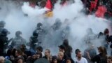 Abapolisi mu gihugu c'Ubudagi bariko barahangana n'abanyagihugu bari mu myiyerekano 