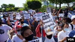 Para demonstran di Yangon membawa protes mereka ke gerbang kedutaan-kedutaan besar asing, Rabu (10/2) untuk meminta tekanan internasional terhadap perebutan kekuasaan pekan lalu oleh militer.(Foto: VOA)