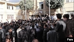 تجمع گروهی از رانندگان شرکت واحد اتوبوسرانی مقابل ساختمان شورای شهر تهران - ۱۶ دی ۱۳۹۳ 