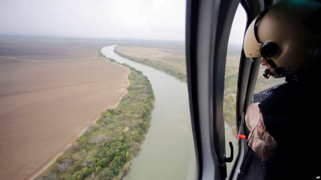 AQSh chegarachisi Texas shtatini Meksikadan ajratib turadigan Rio Grande daryosi hududini tekshirmoqda. 