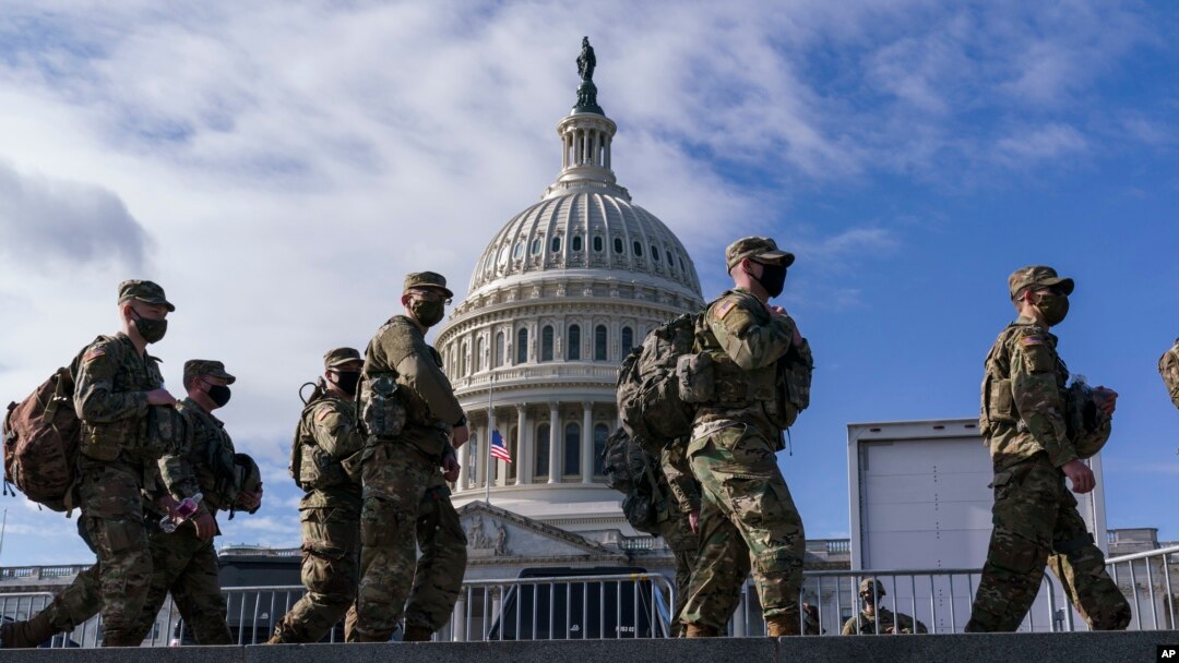 Pasukan Garda Nasional meningkatkan pengamanan di sekitar Gedung Capitol, Washington, D.C., menjelang inagurasi Presiden terpilih Joe Biden, 17 Januari 2021. (AP Photo/J. Scott Applewhite)