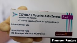 FOTO DE ARCHIVO: Se ve una caja de la vacuna COVID-19 de AstraZeneca en Viena