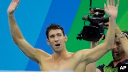 Michael Phelps setelah memenangkan final nomor estafet 4x100 meter putra di Rio de Janeiro, Brazil, Sabtu (13/8). 