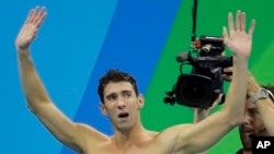 United States Michael Phelps acknowledges the crowd after his team won in the 2016 Summer Olympics.