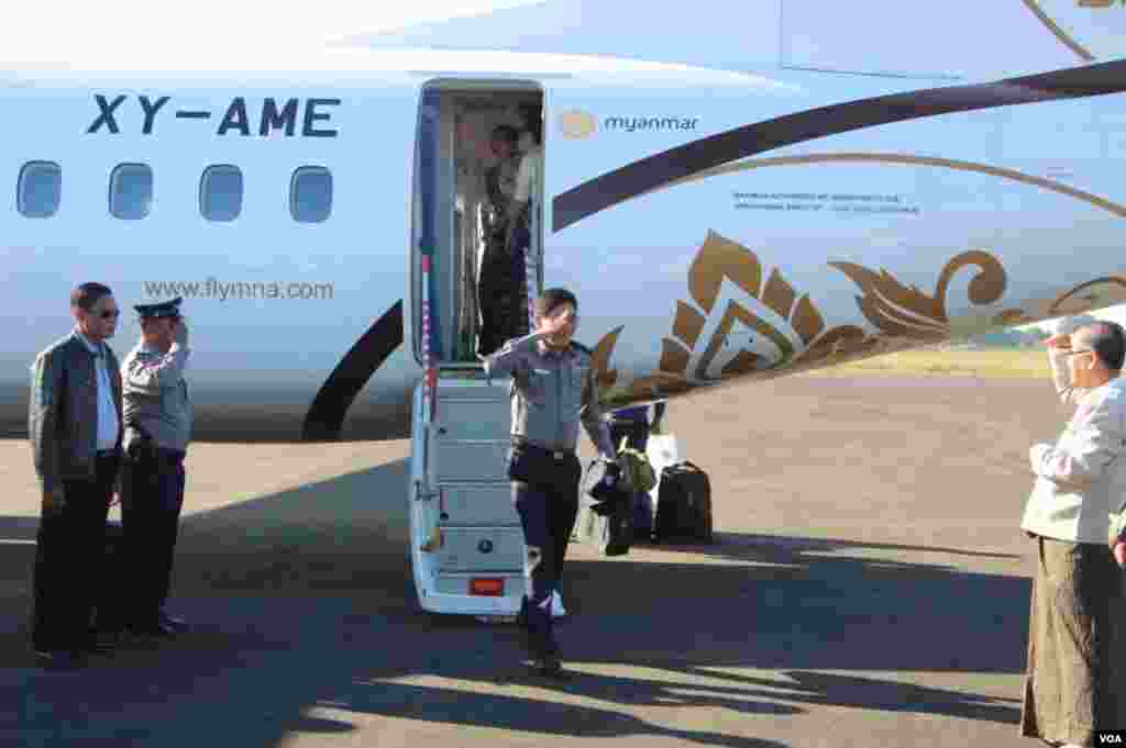 စစ်တွေလေဆိပ်တွင် တွေ့ရသည့် ပြည်ထောင်စု ဒုဝန်ကြီးနှင့် တာဝန်ရှိသူများ