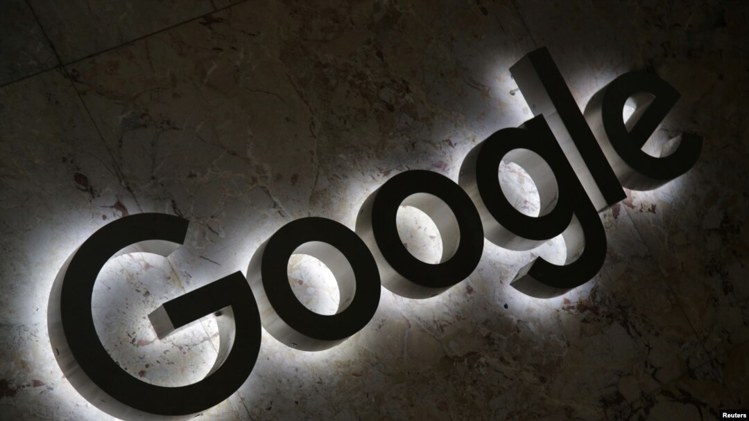 Logo Google di pintu masuk ke gedung perkantoran perusahaan berbasis internet di Toronto, Ontario, Canada, 9 September 2018. 