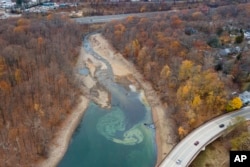 Nizak vodostaj u rezervoaru Boonton koji obezbjeđuje vodu Jersey Cityju u New Jerseyju.