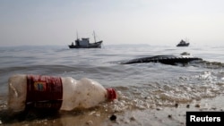 Des déchets en plastique sur une plage (REUTERS/Sergio Moraes)