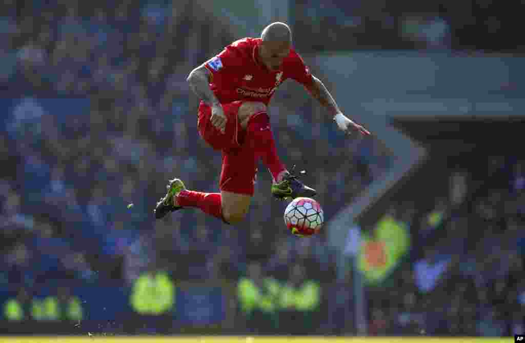 កីឡាករ Martin Skrtel របស់​ Liverpool គ្រប់គ្រង​បាល់​ ក្នុង​ពេល​ប្រកួត​បាល់​ទាត់ English Premier League រវាង​ក្រុម Everton និង​ក្រុម Liverpool នៅ​ស្តាត Goodison Park ក្រុង Liverpool ប្រទេស​អង់គ្លេស។