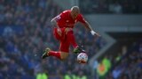 Martin Skrtel dari Liverpool menguasai bola dalam pertandingan sepak bila Liga Premier Inggris antara Everton dan Liverpool di Goodison Park Stadium, Liverpool, Inggris.
