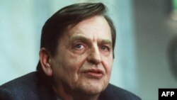 En una foto de diciembre de 1983, el premier sueco Olof Palme ofrece una conferencia de prensa casi tres años antes de ser asesinado en Estocolmo mientras paseaba con su esposa a la salida de un cine.