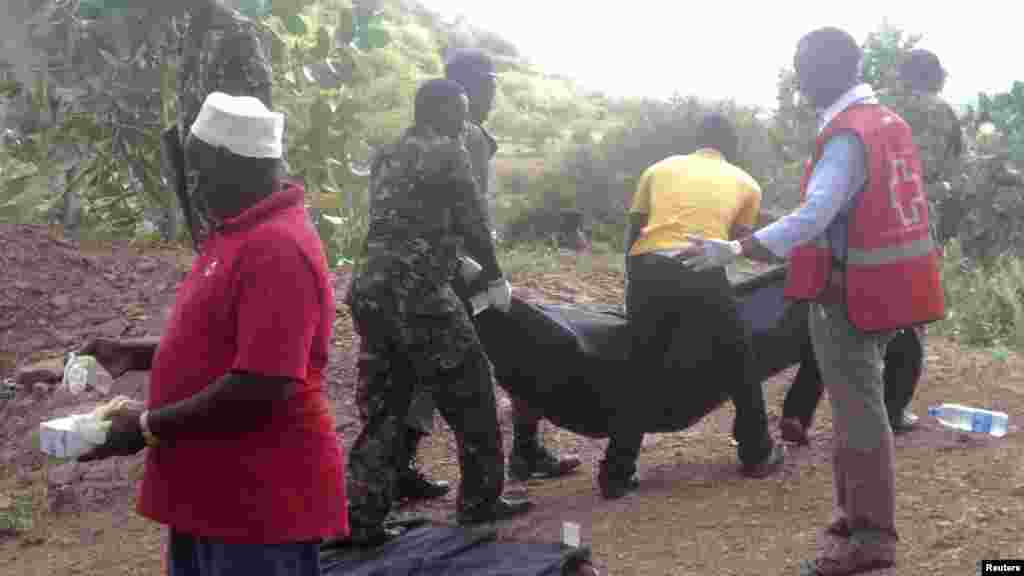 Des militaires kenyans ainsi que des volontaires de la Croix-Rouge portent des corps des personnes tuées dans une carrière au village Korome, en dehors de la ville frontalière de Mandera, au Kenya, le 2 décembre 2014.