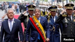 ARCHIVO: El presidente de Ecuador, Guillermo Lasso, camina el día de su informe anual a la nación, una semana después de disolver la Asamblea Nacional y convocar a elecciones anticipadas, en Quito, Ecuador, el 24 de mayo de 2023.