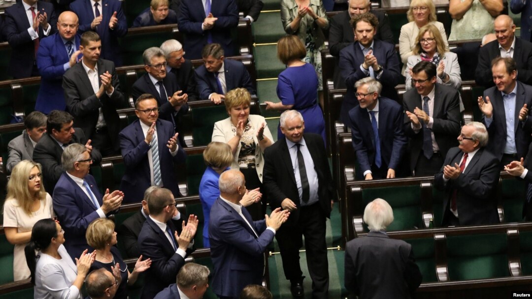Pemimpin Partai Hukum dan Keadilan (PiS), Jaroslaw Kaczynski, memasuki parlemen diiringi dengan tepuk tangan pendukungnya, sebelum pembacaan kedua RUU yuang menyerukan perombakan MA, di Warsawa, Polandia, 19 Juli 2017 (foto: Agencja Gazeta/Slawomir Kaminski/via REUTERS) 