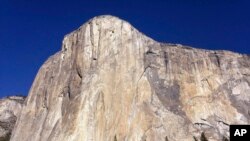 Formasi batu karang El Capitan setinggi 914 meter di taman nasional Yosemite, California (foto: dok).