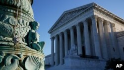 Gedung Mahkamah Agung di Washington, saat para hakim agung memulai masa persidangan baru, Senin, 5 Oktober 2020. 