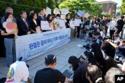 Konferensi pers di luar Mahkamah Konstitusi di Seoul, Korea Selatan, Kamis, 29 Agustus 2024. (Lee Jin-man/AP)