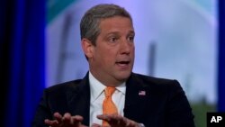 Kandidat Presiden dari Partai Demokrat Tim Ryan dalam Forum Iklim di Universitas Georgetown, Kamis, 19 September 2019, di Washington. (Foto: Jose Luis Magana/AP)