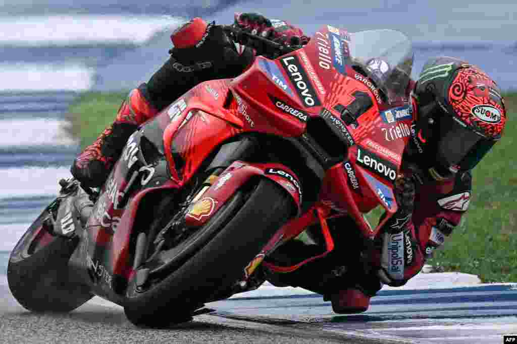 Pembalap Ducati Lenovo Team asal Italia Francesco Bagnaia melaju selama Grand Prix MotoGP Thailand di Sirkuit Internasional Buriram, Thailand. (AFP)&nbsp;