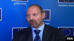  မြန်မာနိုင်ငံဆိုင်ရာ ဥရောပသမဂ္ဂ သံအမတ်ကြီး Roland Kobia ကို ရန်ကုန်က အီးယူ ဥရောပသမဂ္ဂ အဖွဲ့ရုံးမှာ ကိုသားညွန့်ဦးကတွေ့ဆုံမေးမြန်း။ 