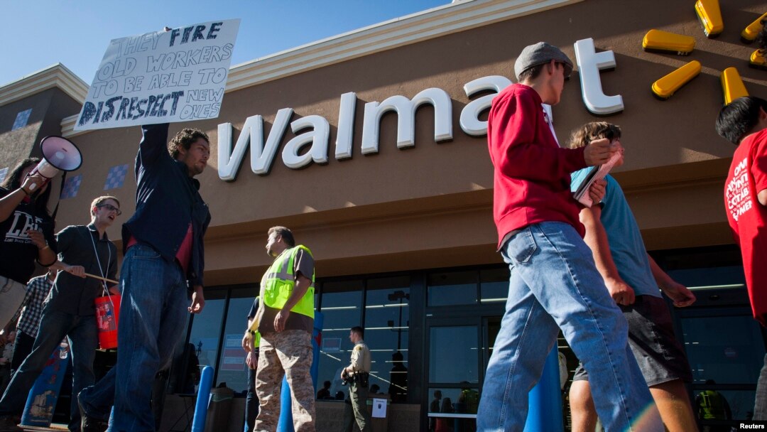 Pekerja Walmart melakukan protes menuntut kenaikan upah di sebuah toko serba ada itu di Paramount, California, 2012. (Reuters/Bret Hartman)
