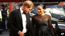 Pangeran Harry dan istrinya, Duchess of Sussex menghadiri pemutaran film animasi The Lion King di London, Minggu (14/7). 