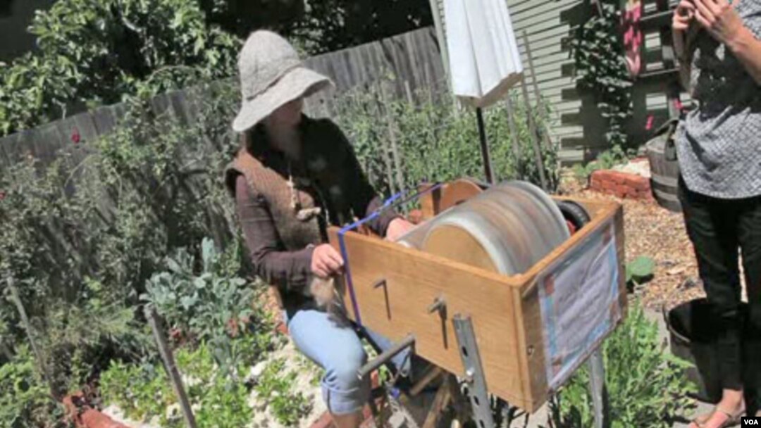 Katherine Jolda aplanando la lana de las ovejas para después convertirla en calcetines.