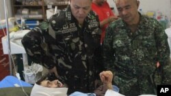 Komandan pasukan khusus Filipina, Brigjen Alan Arrojado, mengunjungi sandera asal Swiss yang dibebaskan militan Abu Sayyaf di Jolo, Filipina selatan. (Foto: Dok)