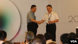 台北市长柯文哲与来访的上海统战部长沙海林握手。（美国之音林枫拍摄）