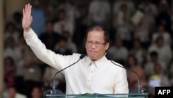  L'ex président philippin Benigno "Noynoy" Aquino saluant la foule après avoir prononcé son discours inaugural à la tribune Quirino à Manille, le 30 juin 2010.