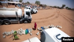 Les Nations unies distribuent plus de 40.000 litres d’eau dans la communauté à El Srief, Darfour, 25 2011.