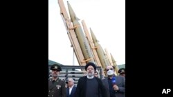 На фото: президент Ірану Ібрагім Раїсі (у центрі) відвідує церемонію передачі ракет вітчизняного виробництва збройним силам, Іран, 22 серпня 2023 р. Iranian Presidency Office, via AP