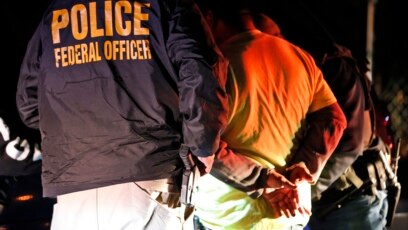 Trong bức ảnh ngày 22/10/2018, các nhân viên của cơ quan Thực thi Di trú và Hải quan Mỹ bắt giữ một người trong một cuộc bố ráp ở Richmond, Virginia. Cơ quan này được cho là sẽ bắt đầu các cuộc bố ráp di dân bất hợp pháp vào ngày 14/7.