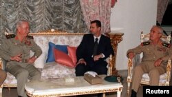 Presiden Suriah, Bashar al-Assad (tengah) bertemu dengan Mentri Pertahanan Suriah Mustafa Tlass (kiri) dan Kepala Staf Angkatan Darat Ali Aslan di kediaman Presiden Assad (Foto: dok). Brigjen Manaf Tlas, komandan garda elit Suriah yang membelot adalah put