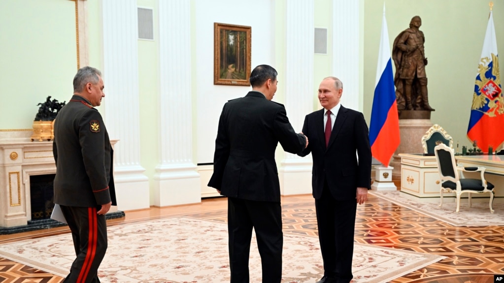 中国国防部长李尚福2023年4月访问俄罗斯并会见总统普京。(photo:VOA)