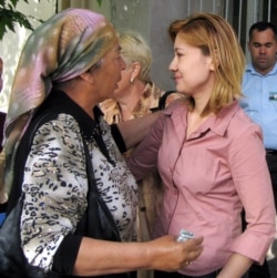 Umida Niyazova, right, speaks with unidentified woman as she leaves a prison in Tashkent, May 8, 2007.