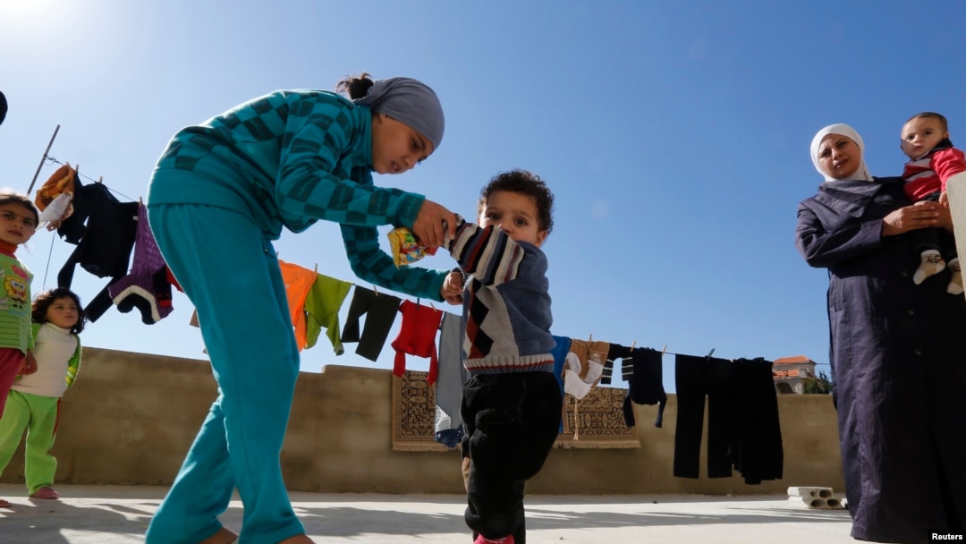 Seorang pengunsi perempuan membantu saudaranya yang dicurigai mengidap polio, untuk berjalan di sebuah kompleks masjid wilayah Shebaa, Lebanon Selatan (28/10).