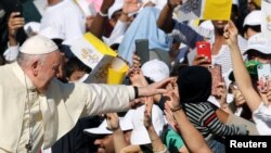 Le pape François à son arrivée au stade "Zayed Sports City", Abou Dhabi, Emirats arabes unis, le 5 février 2019.