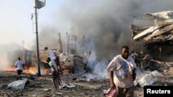 Warga di lokasi ledakan di jalan KM4 di distrik Hodan, Mogadishu, Somalia, 14 Oktober 2017.