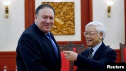 Mike Pompeo và Nguyễn Phú Trọng (phải) tại Hà Nội, 8 tháng Bảy, 2018.